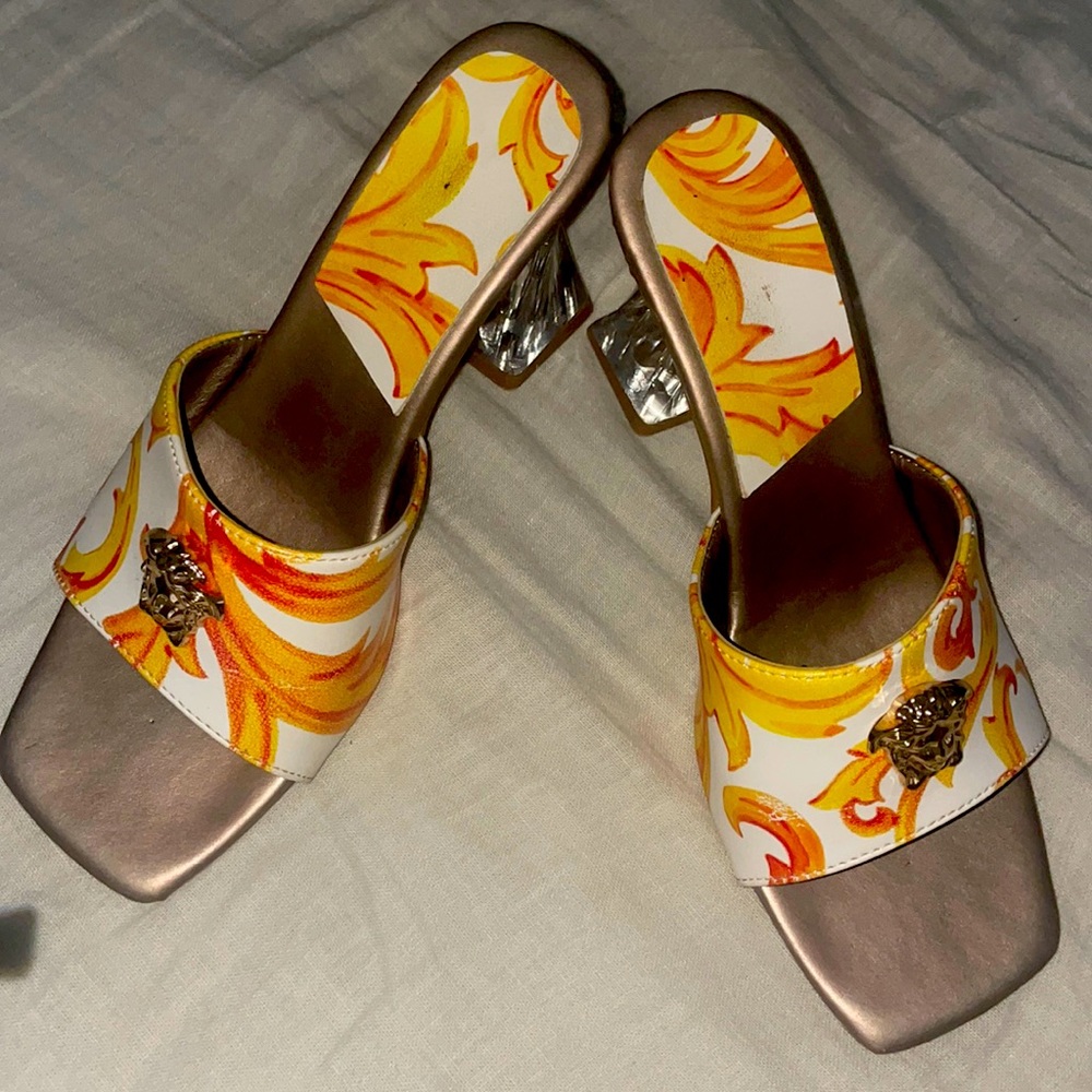 Women shoes 👠 yello.